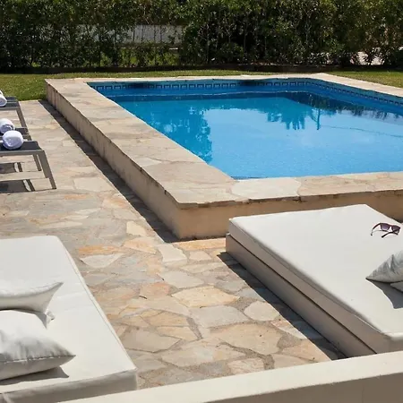 Auf Dem Land Mit Mehreren Pools Auf Weitlaeufigem Grundstueck Mit Herrlicher Aussicht Auf Bergige Landschaft Holiday home