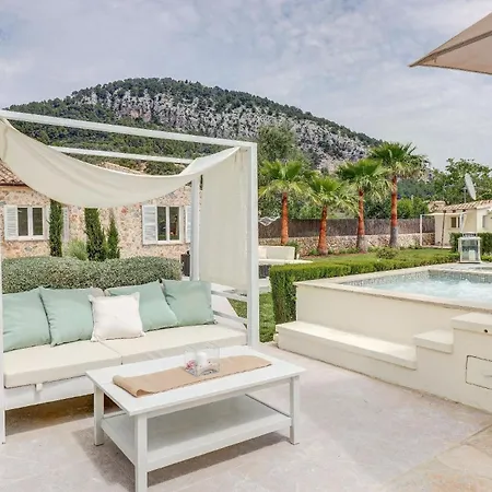 Auf Dem Land Mit Mehreren Pools Auf Weitlaeufigem Grundstueck Mit Herrlicher Aussicht Auf Bergige Landschaft * Pollenca