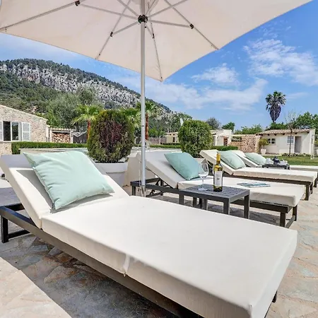 Auf Dem Land Mit Mehreren Pools Auf Weitlaeufigem Grundstueck Mit Herrlicher Aussicht Auf Bergige Landschaft Pollenca