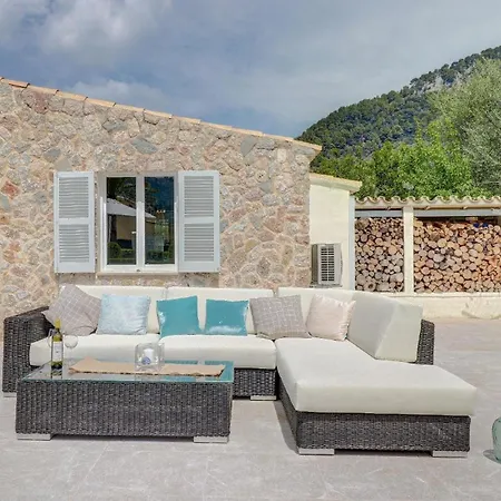 Ferienhaus Auf Dem Land Mit Mehreren Pools Auf Weitlaeufigem Grundstueck Mit Herrlicher Aussicht Auf Bergige Landschaft Pollença