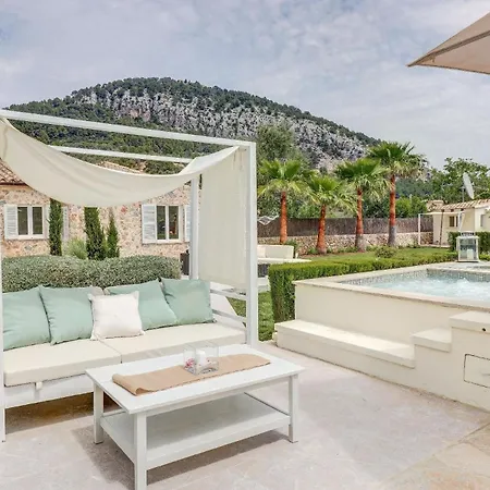 Auf Dem Land Mit Mehreren Pools Auf Weitlaeufigem Grundstueck Mit Herrlicher Aussicht Auf Bergige Landschaft * Pollença