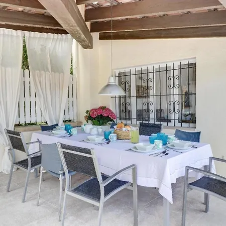 Auf Dem Land Mit Mehreren Pools Auf Weitlaeufigem Grundstueck Mit Herrlicher Aussicht Auf Bergige Landschaft Holiday home