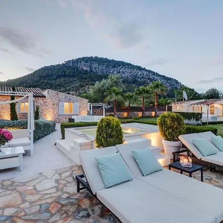 Ferienhaus Auf Dem Land Mit Mehreren Pools Auf Weitlaeufigem Grundstueck Mit Herrlicher Aussicht Auf Bergige Landschaft