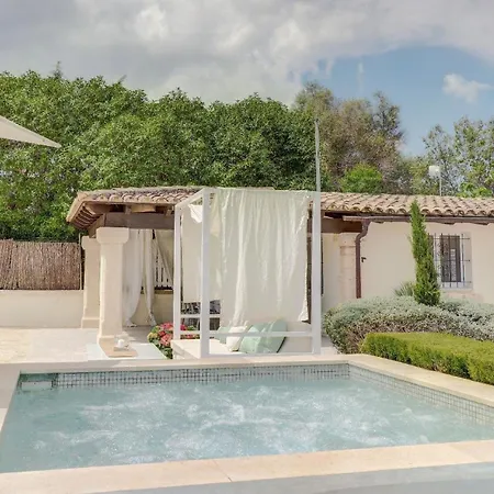 Ferienhaus Auf Dem Land Mit Mehreren Pools Auf Weitlaeufigem Grundstueck Mit Herrlicher Aussicht Auf Bergige Landschaft Pollença
